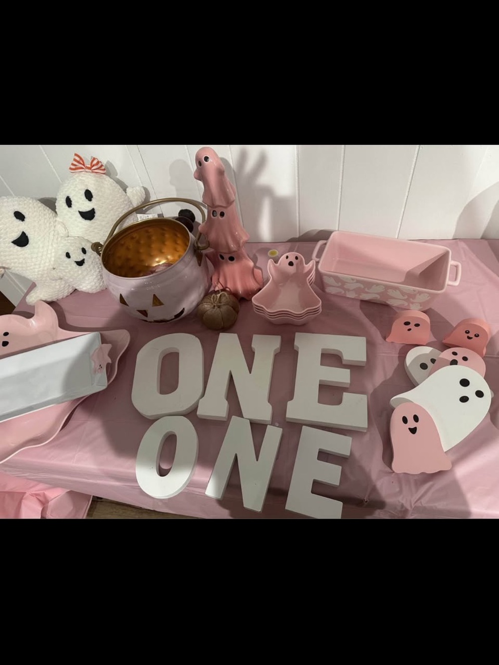 Spooky one party table decor